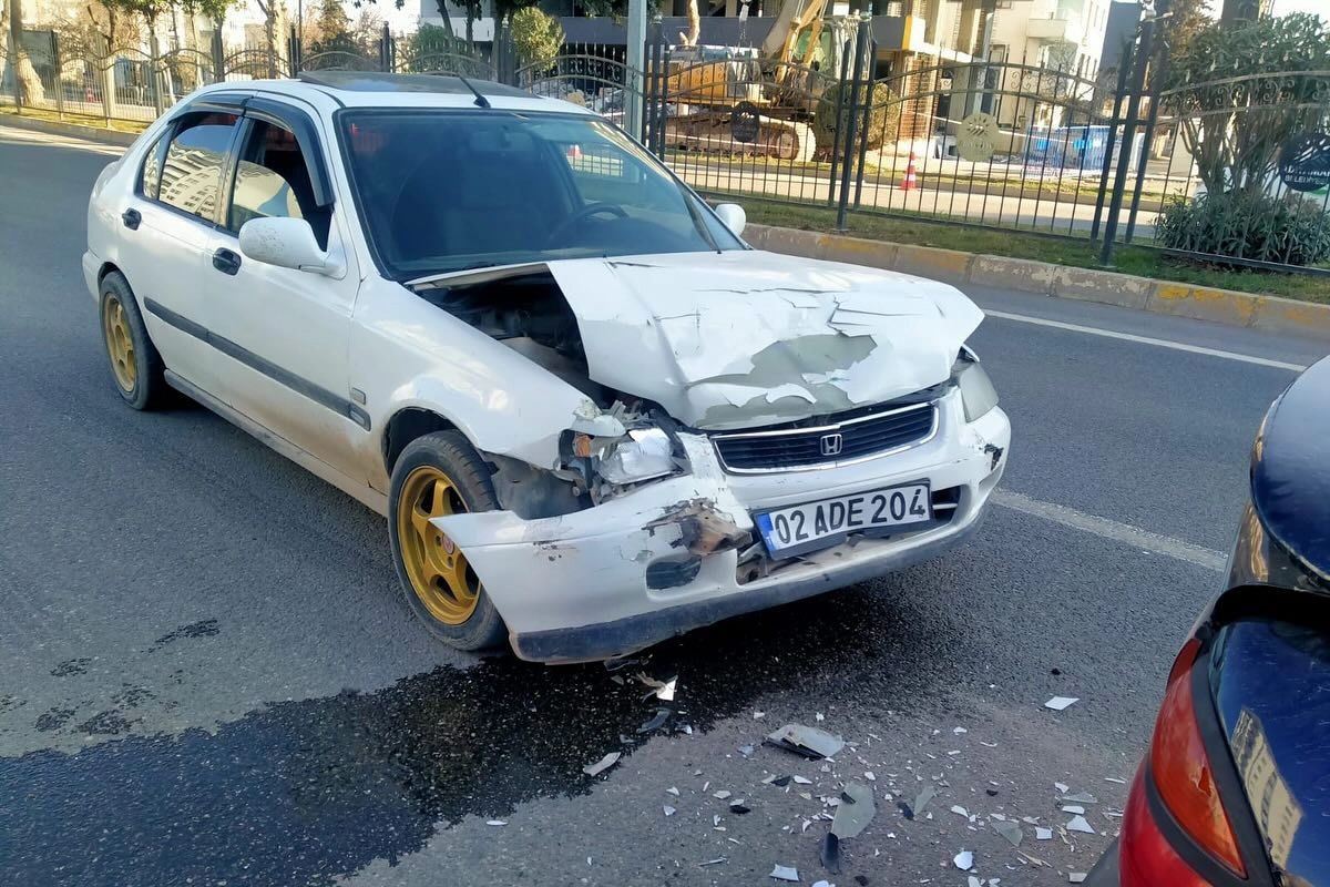 Adıyaman'da zincirleme kaza: 4 araç hurdaya döndü