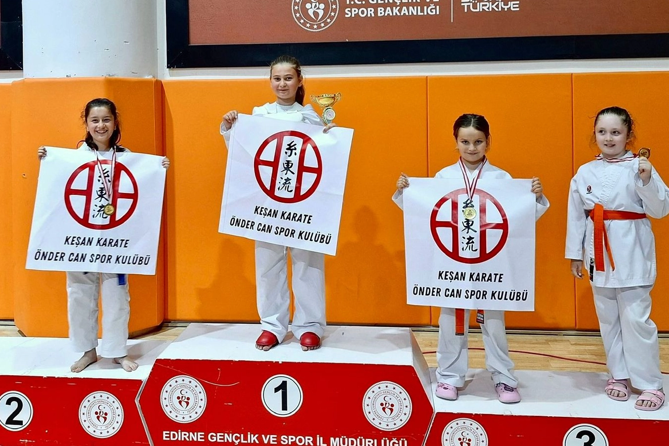 Edirne İl Karate Şampiyonası’nda 16 madalya ile büyük başarı!