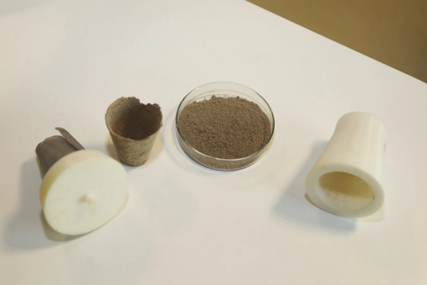 Kağıt atıkları doğa dostu saksılara dönüşüyor